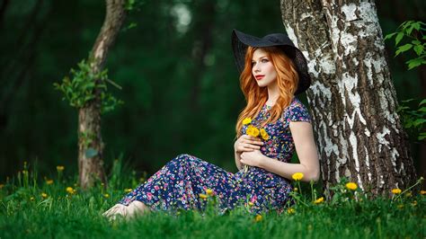 壁纸 Anastasia Zhilina 妇女 红头发 肖像 连衣裙 坐着 草 蒲公英 树木 帽子 望着距离