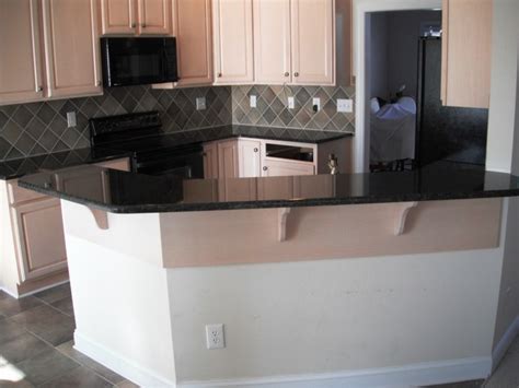 The deep dark black of the uba tuba granite countertops is a stark contrast against the white cabinets and can be quite dramatic when combined correctly. Uba Tuba Granite goes great with White Cabinets ...