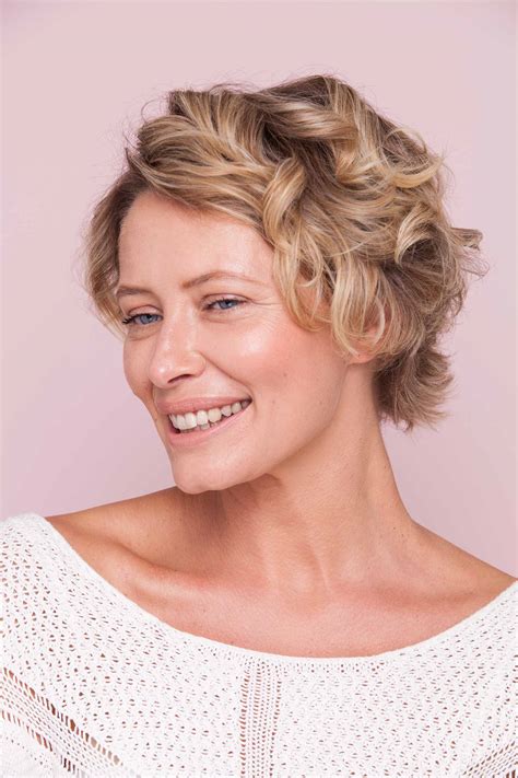 Check out our list of amazing scene haircuts and find out what makes them so popular today among teens and young adults. How to use a curling wand on short hair in 5 easy steps