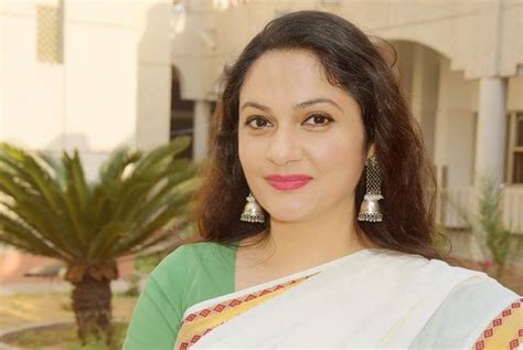 Friends, all of you must. Gracy Singh Hot & Sizzling Navel Pictures Downloads