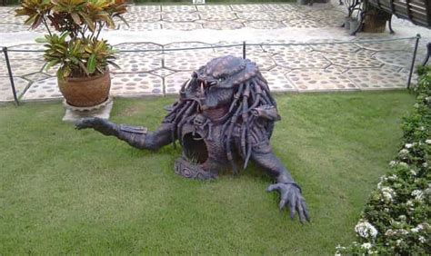 34 Weird Lawn Ornaments You Would Not Want In Your Neighborhood