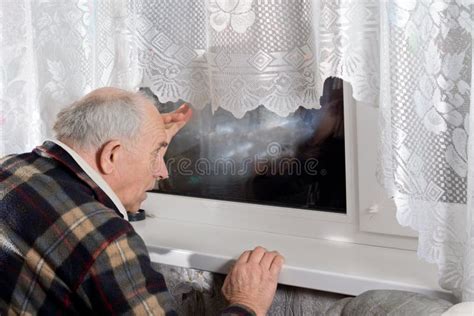 Älterer Mann Der Durch Ein Fenster Nachts Blickt Stockfoto Bild Von