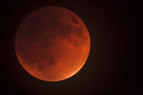 Lunar eclipse occurs, when the moon passes behind the earth's shadow (it's umbra) and when the earth, the moon and the sun are in a straight line. ASTRONOMÍA - Todo lo que debes saber sobre el eclipse ...