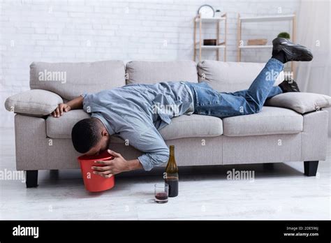 Hombre Vomitando Fotografías E Imágenes De Alta Resolución Alamy