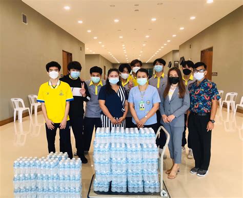 ผู้อำนวยโรงเรียนการมอบน้ำดื่มให้แก่โรงพยาบาลสุธาเวช โรงเรียนสาธิตมหาวิทยาลัยมหาสารคาม ฝ่ายมัธยม