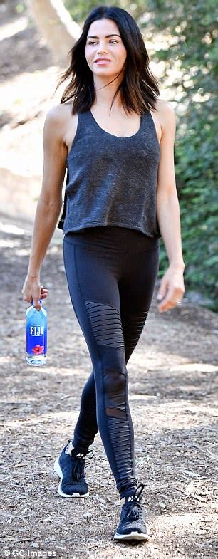 Jenna Dewan Tatum Shows A Hint Of Her Toned Tummy On Hike Daily Mail Online
