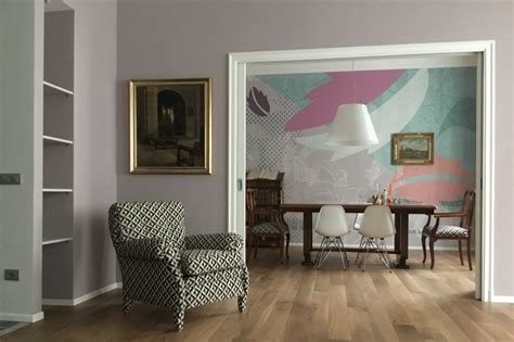 Togliere un primo strato removibile e staccare il secondo livello più aderente al muro. La carta da parati "si svecchia" e diventa contemporanea ...