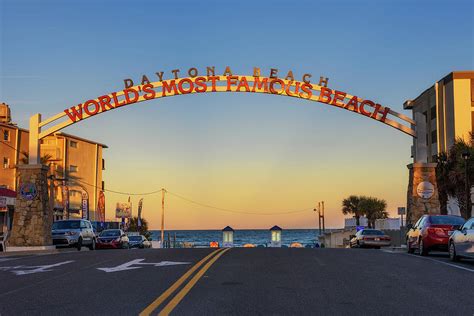 Daytona Beach Welcome Sign Stretched Across The Street At Sunrise 2