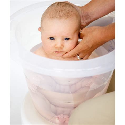 The tummy tub can be used from birth to six months, but some parents say they found it tricky to use until their baby was old enough to hold their neck steady. Tummy Tub - Baby-Badeeimer - Classic Clear - Babyartikel.de