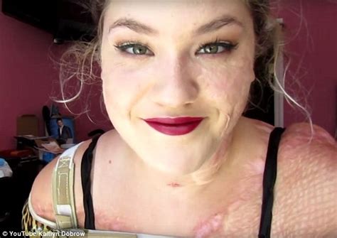 Woman With No Arms Creates An Expert Make Up Tutorial Daily Mail Online