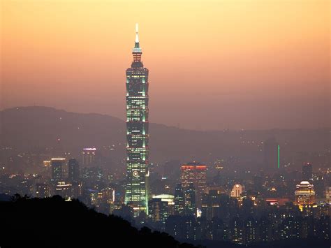 Elle est prévue pour faire face à des vents puissants de l'ordre de 60 m/s (216 km/h) et aux séismes les plus intenses des 2 500 prochaines années 16. Taipei 101 with lights at dusk in Taiwan image - Free ...