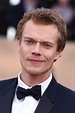 Por qué lo de Alfie Allen en los Emmy es una venganza contra su hermana ...