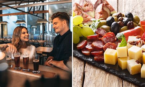 Arbeiders in blauwe overalls komen een huis uit. Tapperij Thijs, 2 speciaalbiertjes óf glazen wijn ...