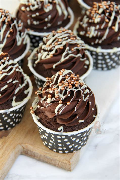 These chocolate cupcakes are easy to make and very tasty. Chocolate Cupcakes! - Jane's Patisserie