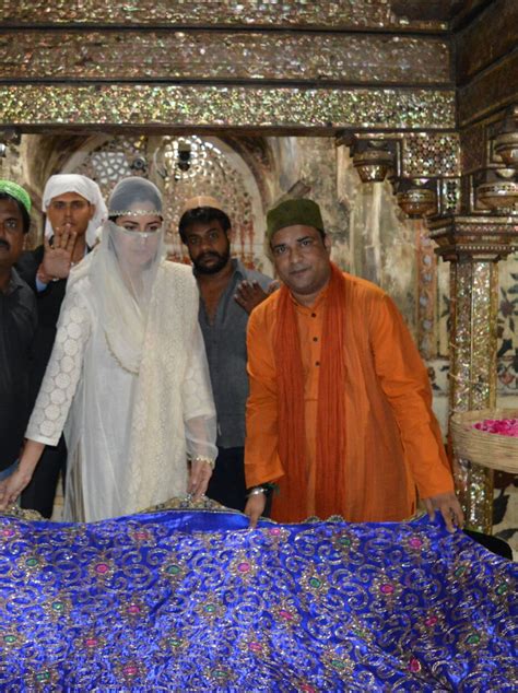 Katrina Kaif Visits Salim Chishtis Dargah In Fatehpur Sikri