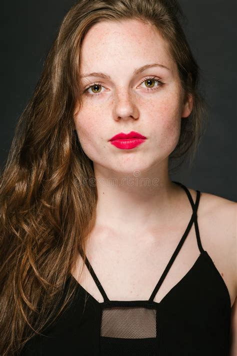 jong vrouwen mooi portret met rode lippen en sproeten in klassieke kleding op zwarte baackground