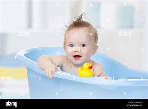 Kid Wash Hair Bathtub Hi Res Stock Photography And Images Alamy