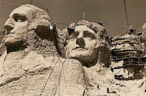 Mountain 5600 feet (1707 meters ) w south dakota in black hills on which are carved faces of presidents washington, jefferson, lincoln, theodore roosevelt; 10 Dinge, die Sie über Mount Rushmore nicht wussten