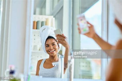 Mirror Selfies Foto E Immagini Stock Getty Images