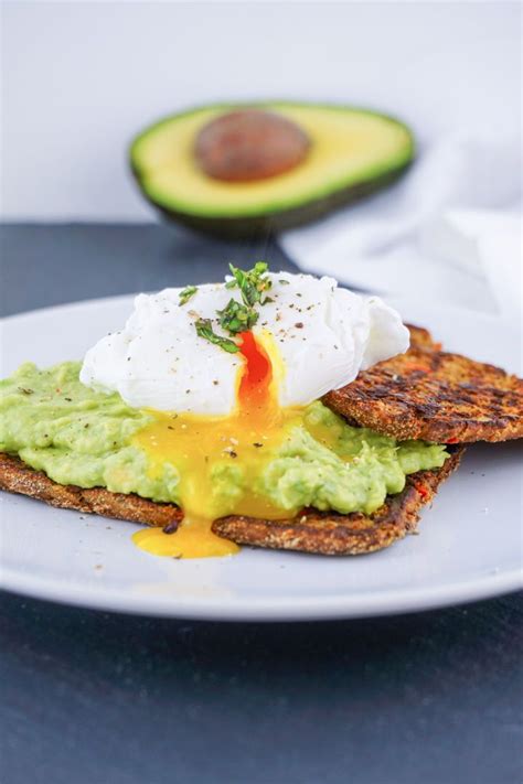 Avocado + ei + brot = frühstückstime! Avocado Ei Brot - Rezept für dein Low Carb Frühstück zum ...