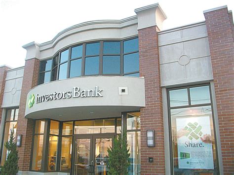 Investors Bank Celebrates New Locale And Loyal Customers With Vip