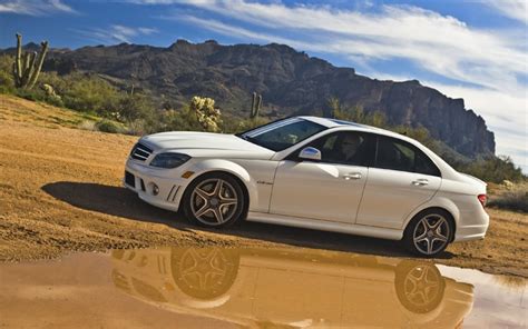 La condición actual del vehículo puede implicar que alguna característica descrita a continuación ya no se encuentre disponible en el vehículo. 2010 Mercedes-Benz C63 AMG - Automobile Magazine