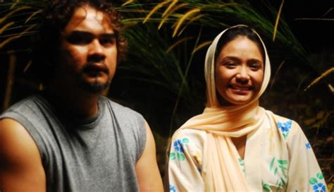 Hantu kak limah (initially known as hantu kak limah 3) is a 2018 malaysian horror comedy film directed by mamat khalid. Gambar Hantu Kak Limah Balik Rumah | Koleksi Gambar Gambar ...