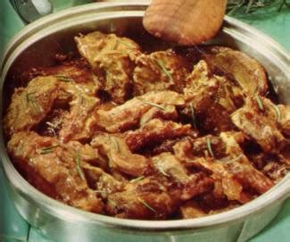 L'agnello alla cacciatora è una ricetta tipica del periodo pasquale, che mette sempre tutti di buonumore. Capretto alla cacciatora piatto tradizionale della Lunigiana