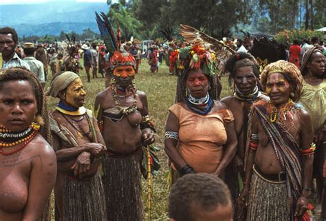 Singsing In Papuaneuguinea 1977 Traditionell Gekleidete Menschen