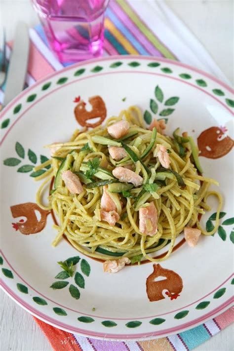 Le erbe aromatiche, l'aglio, la scorza di limone e il pangrattato donano. Ricetta Chitarrone aglio e prezzemolo Filotea con trota ...