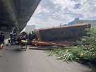 快訊／國道吊臂車撞轎車 翻墜4樓高橋下2傷、誇張畫面曝 | 社會 | 三立新聞網 SETN.COM