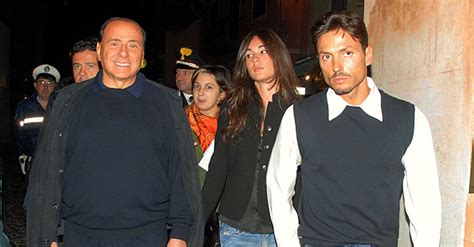 Rare sono le immagini che catturano i momenti di vita quotidiana trascorsi da soli o insieme ai due figli lorenzo mattia e sofia valentina, ma quando gli obiettivi dei fotografi riescono a immortalarli, arriva. La colazione dei leader / Silvio (e Piersilvio) Berlusconi
