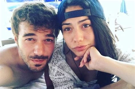 Yaklaşık bir aydır sevgilisi i̇lker kaleli ile tatil yapan şarkıcı, evin etrafını çitlerle çevirerek görüntü alınmasını. Turkish Drama Couples That Turned Into Real Relationships ...