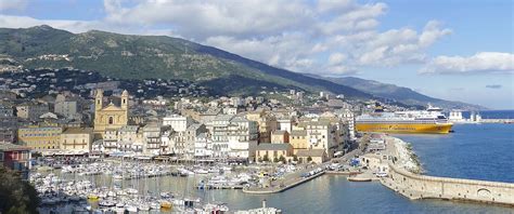 Il porto di livorno può essere raggiunto dalla stazione livorno centrale con un autobus fino a piazza grande; Traversées ferry Livourne Bastia - Corsica Ferries