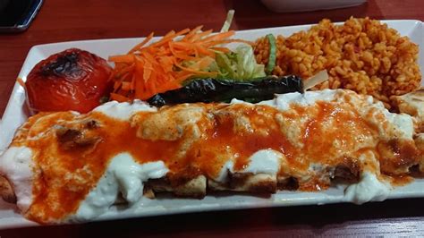 Lahmacunpizzor är tunna pizzor med en kryddig köttfärsröra på toppen. Turkisk mat | Vår guide för mat & dryck i Turkiet | Residiot