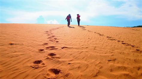 Quad biking is a popular activity here and quad bikes can be rented on the dunes itself. Travelholic: Red and White Sand Dunes of Mui Ne, Vietnam