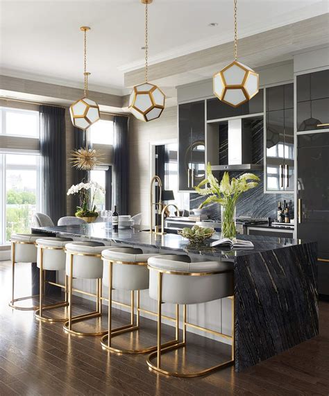 With a beautiful and sleek retro design, this nostalgia electrics microwave is sure to stand out in any kitchen. Marble Kitchen: Who Wore It Better | NONAGON.style