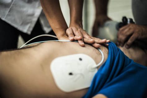 Un dai (desfibrilador cardiaco automático interno o desfibrilador cardioversor interno) es un dispositivo mecánico que controla la frecuencia y el ritmo cardíacos. Desfibrilador: o que é, como funciona e como usar