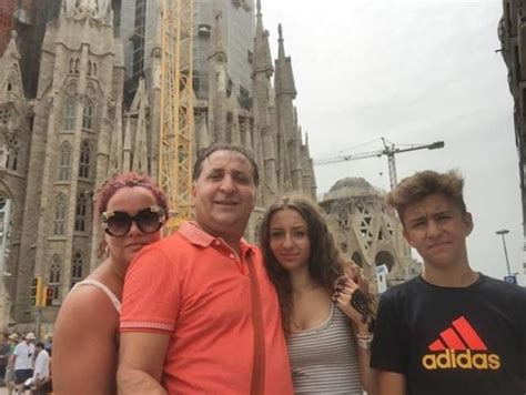 Cantaretul vali vijelie face furori in ultimele zile in zanzibar, unde isi face fotografii cu fanii sai, pe plaja, da petreceri pe iaht, ori participa la safari prin jungla africana printre tigri si lei. Sotia lui Vali Vijelie, aparitie horror la mall! A iesit ...