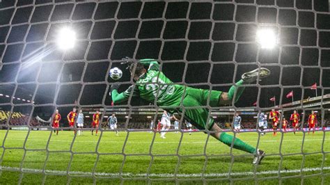 De twintigjarige doelman van go ahead eagles werd maandag tijdens een 'geheim bezoek'. Roda JC door zege naast koploper NAC Breda, Volendam en ...