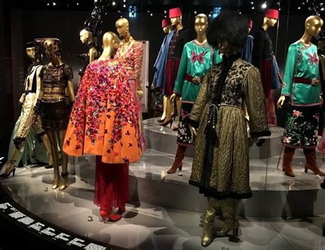 Acquista online abiti uomo di saint laurent. YVES SAINT LAURENT: IL POTENTE SIGNIFICATO DEL COLORE ...