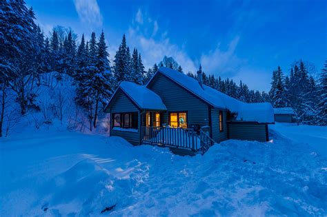 Ski in ski out lodging, luxury properties trailhead lodges choose from 2 or 3 bedroom units all with gourmet kitchens, gas fireplaces, private decks with outdoor seating areas and views! Cabins for Rent During Winter in Quebec - Outdoors - Sepaq