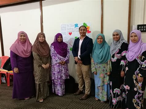 Pembelajaran abad 21 adalah pembelajaran yang dirancang untuk generasi abad 21 agar mampu mengikuti arus perkembangan teknologi terbaru. Seminar Pembelajaran Abad 21 di Rompin