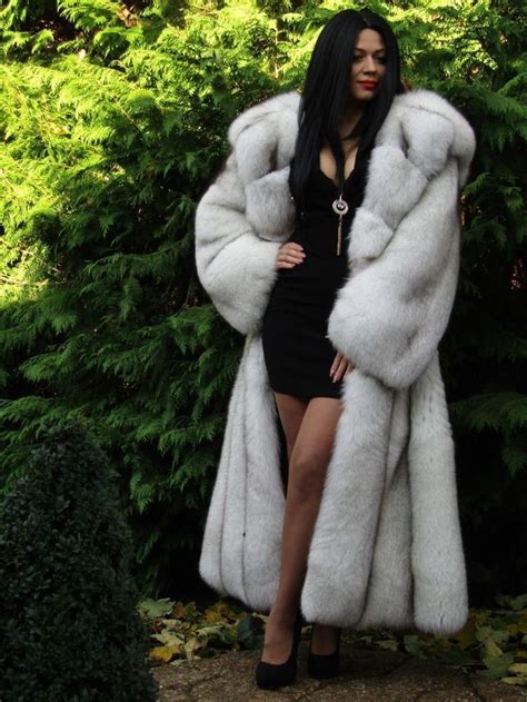 Pin By 𝐿𝓊𝒸𝒾𝑒 𝐹𝑜𝓍 On Furs And Leather Boutique Long Fur Coat Fur