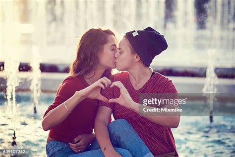 lesbian girl photos et images de collection getty images