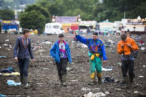 Glastonbury 2016 Revellers Tramp Home Through The Mud Daily Mail Online