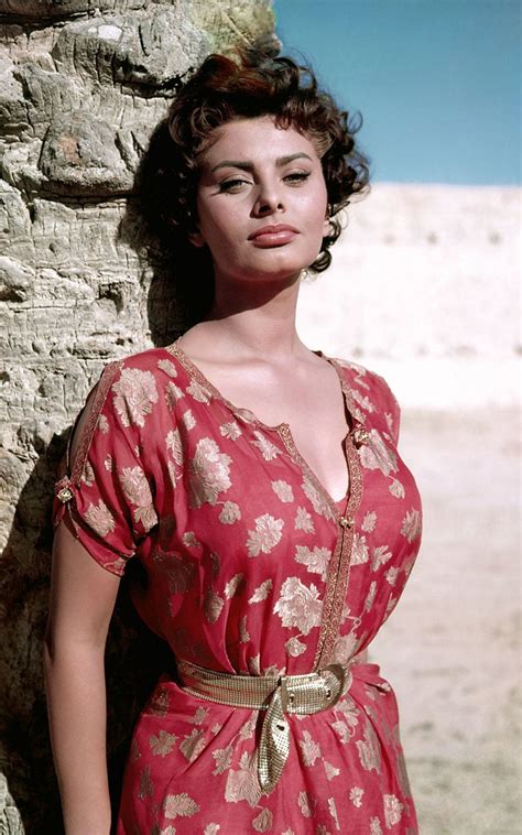 Sophia Lorens Timeless Style In 2020 Sophia Loren Style Sophia