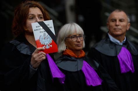 poland judges and lawyers from across europe protest judicial takeover in warsaw amnesty