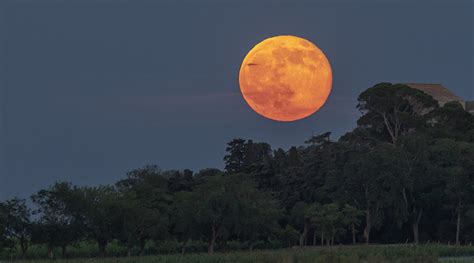 Une pleine lune ou une nouvelle lune doit s'approcher à 90 % de son point le plus proche de la terre pour être qualifiée de super. Lever de la Pleine Lune du vendredi 13 juin 2014 | Autour ...