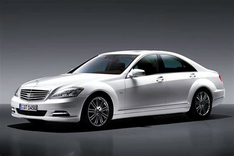 Sedikitnya 200 orang terluka dan 50 orang di antaranya dilaporkan. KERETA MERCEDES BENZ: 2010 Mercedes Benz S550 Review